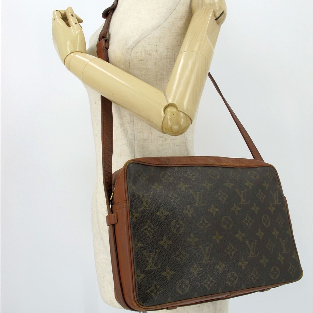 Louis Vuitton 
Bandouliere Vintage shoulder
